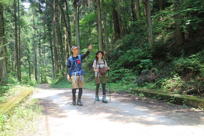 ゆっくりペースで歩いている登山者