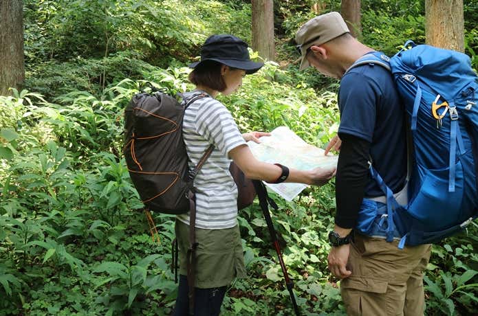 地図を見る登山者