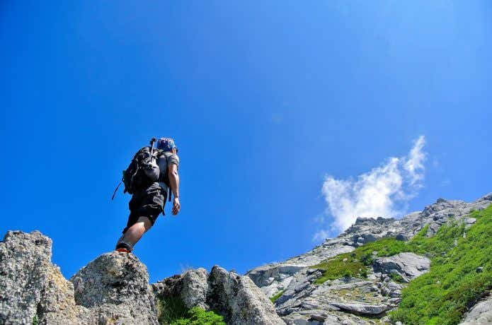 登山を楽しむ人