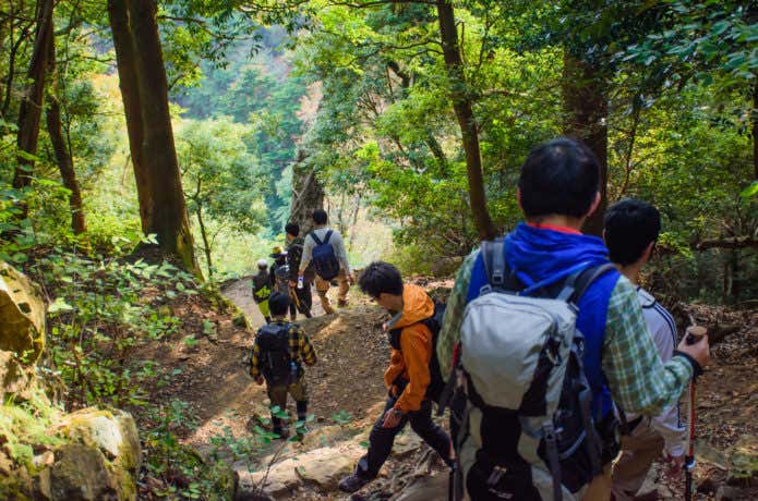 下山する登山者