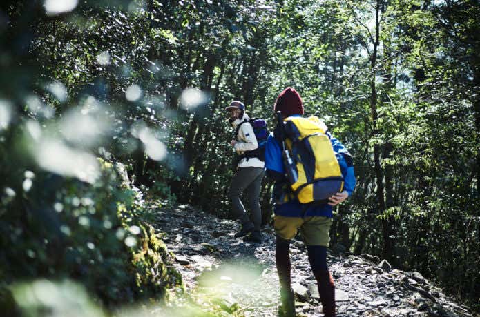 登山する男性グループ