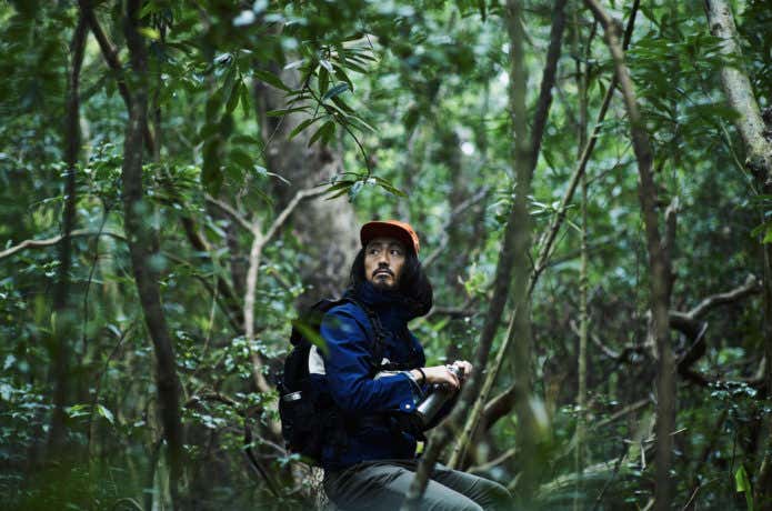登山中の男性
