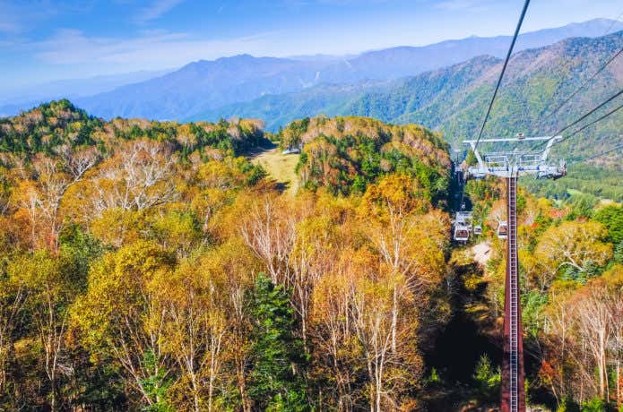 紅葉した日光白根山とロープウェイ