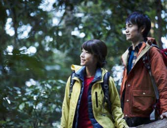 登山ウェアを着たカップル