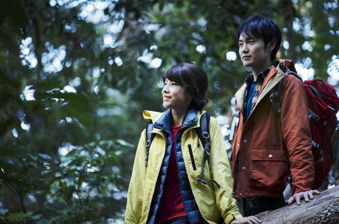 秋の登山の服装をした登山者