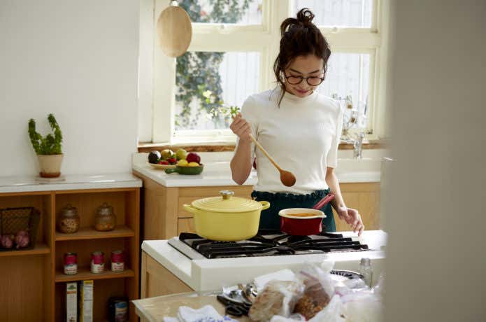 料理をする女性