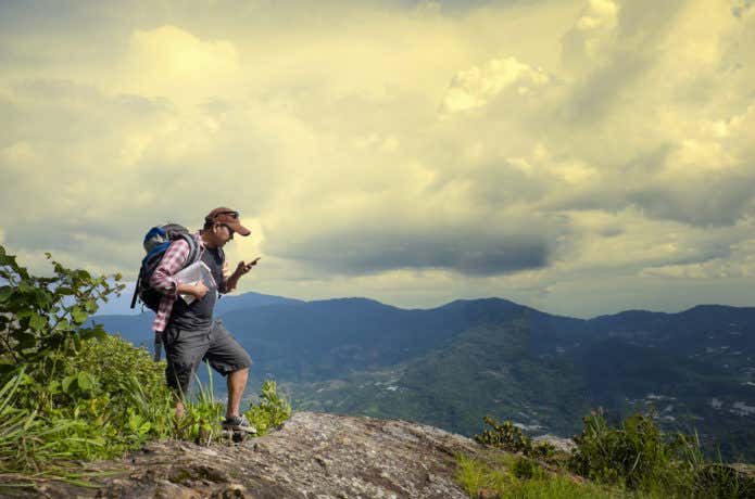 スマホを見る登山者