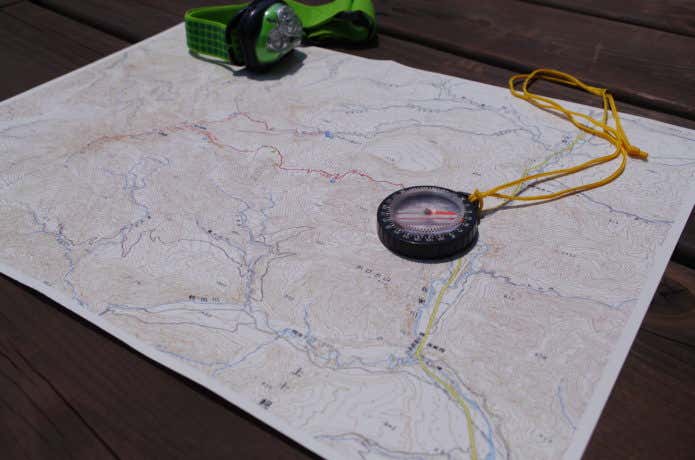 地図とコンパス　登山　初心者　おもてなし