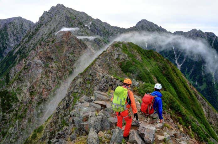 岩場を登山している人