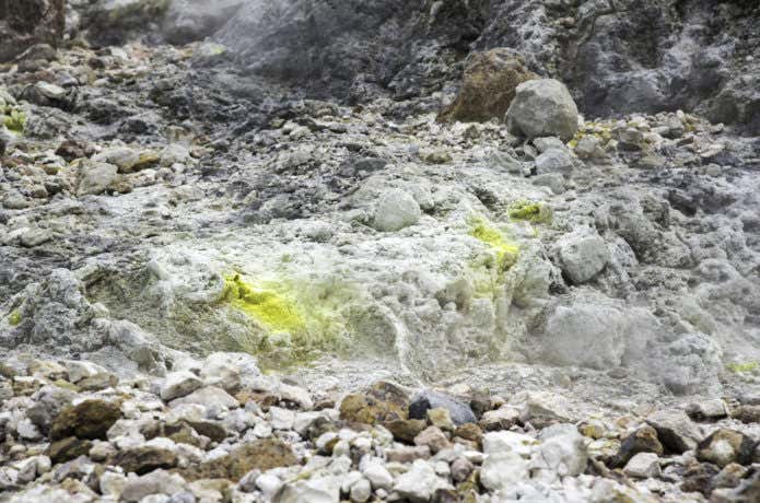 登山道途中の硫黄や噴気孔