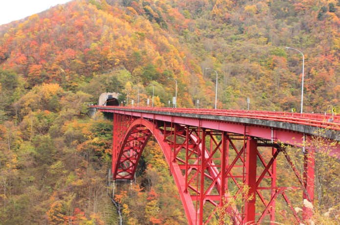 紅葉の雁坂トンネルと豆焼き橋