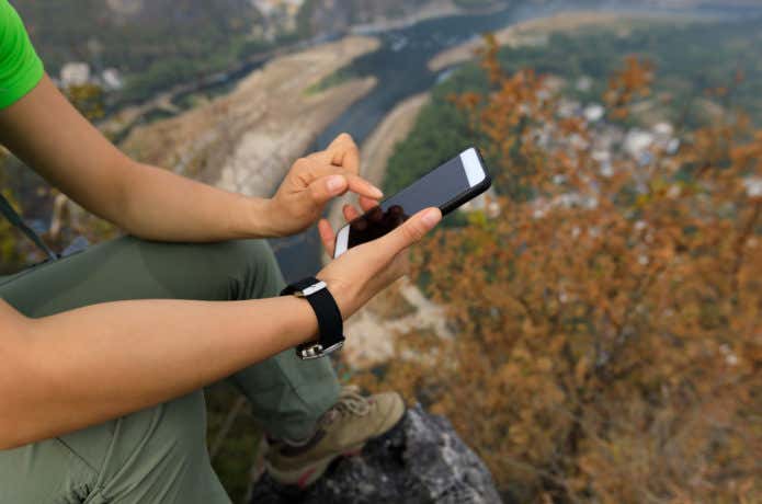 スマホを使う登山者