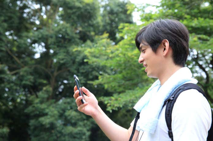 スマホを見る男性