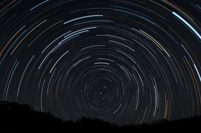 円を描く星空