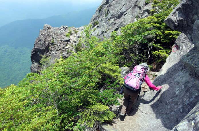 乾徳山の岩場を歩く女性登山者