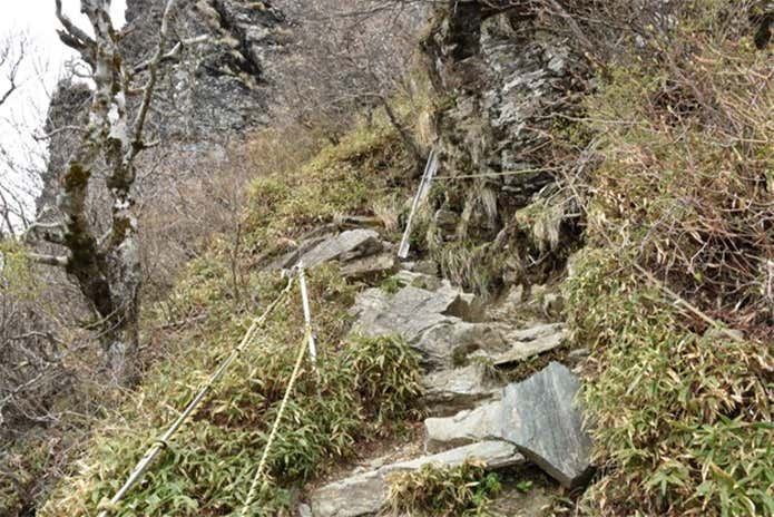 笹ヶ峰 ロープが張られた登山道ガレ場
