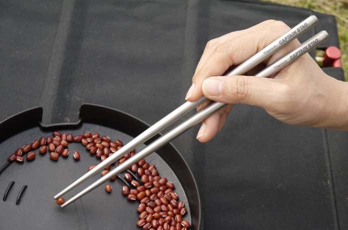 小豆を摘む