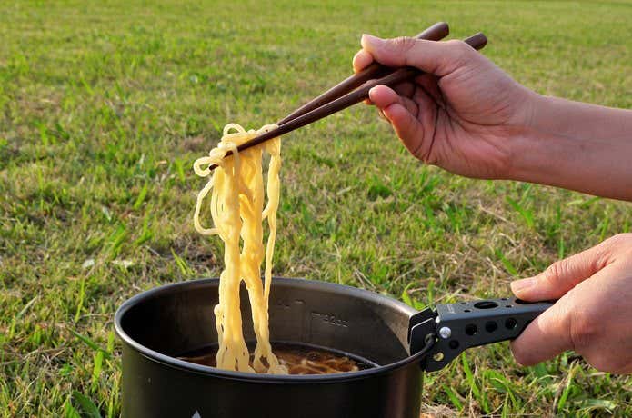 麺をつかむ