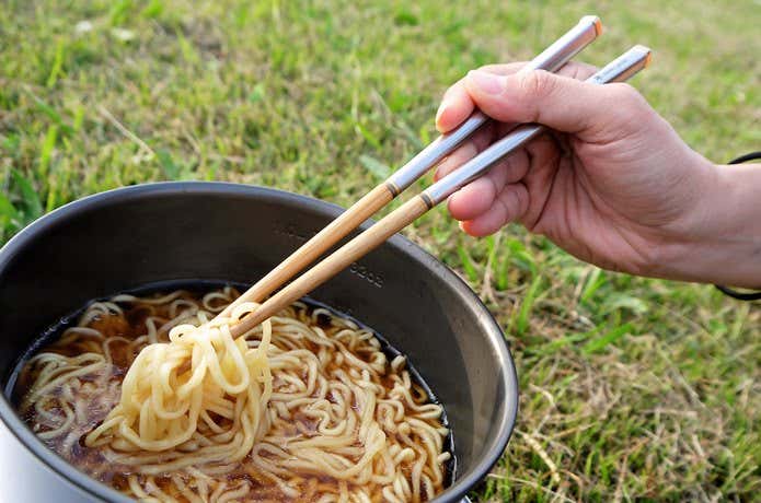 麺を掴む様子