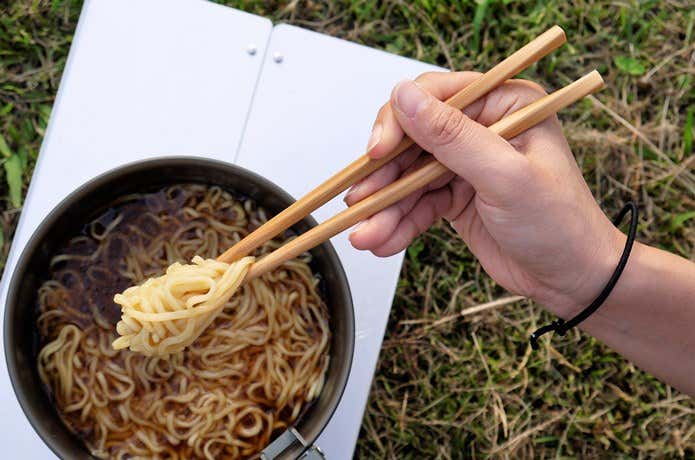 麺を摘む