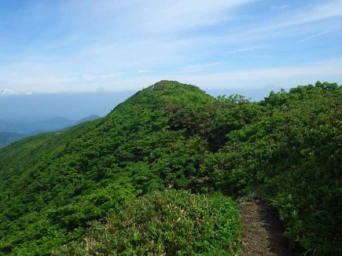 前神室山に向かう稜線