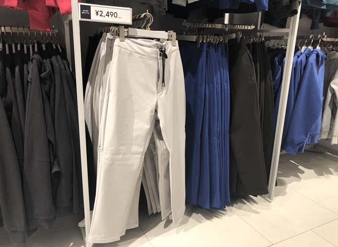 テーパードパンツ