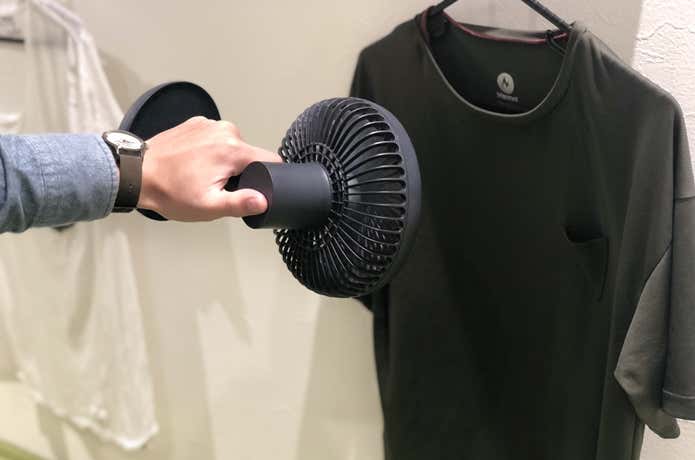 扇風機で化繊Tシャツに風を当てる