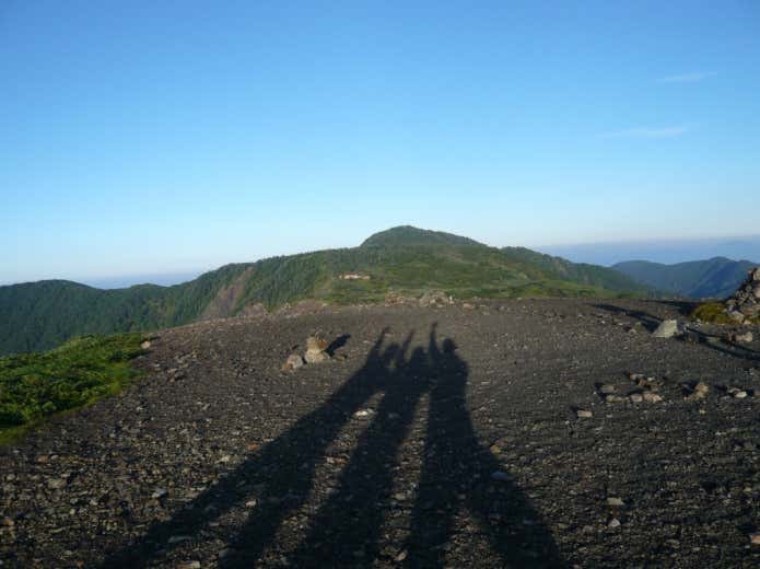 登山を楽しむ人