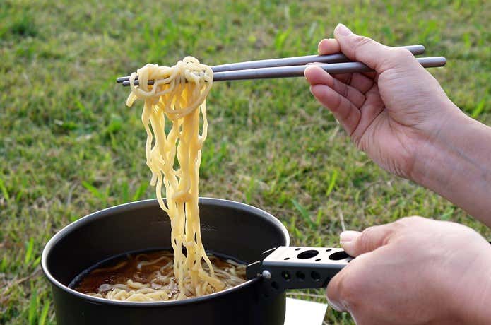 箸でラーメンを摘む