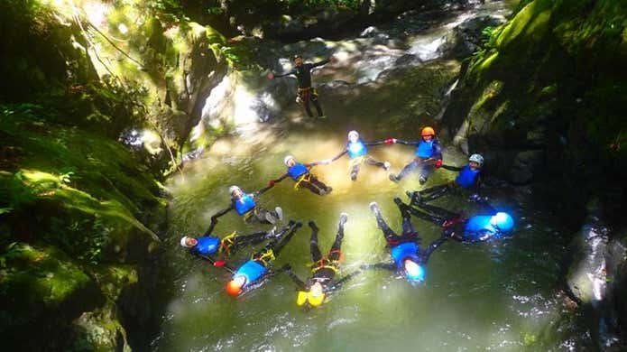 キャニオニングを楽しむ人々