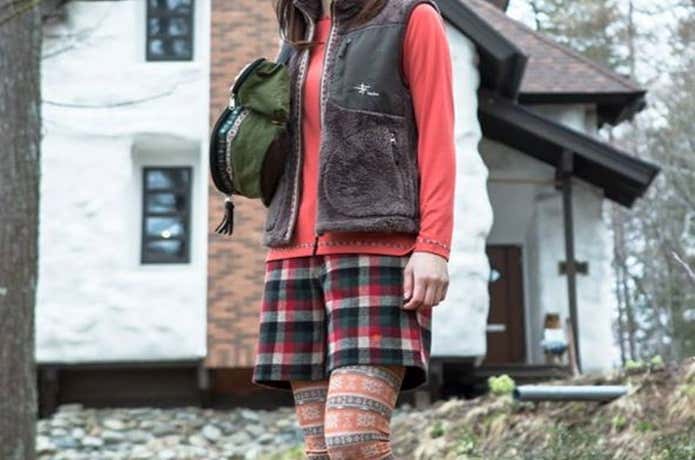 フリースベストを着る女性