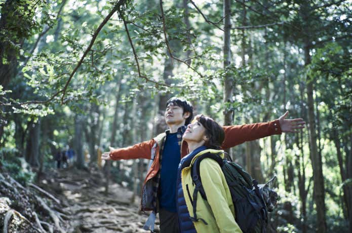 登山する男女