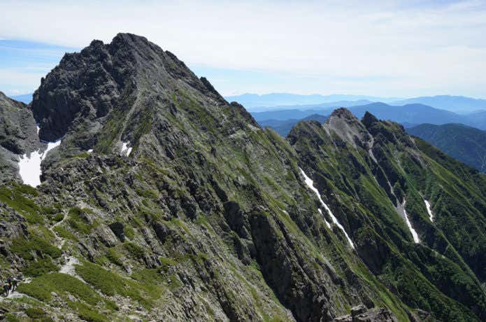 北アルプスの前穂高岳と吊尾根の登山道