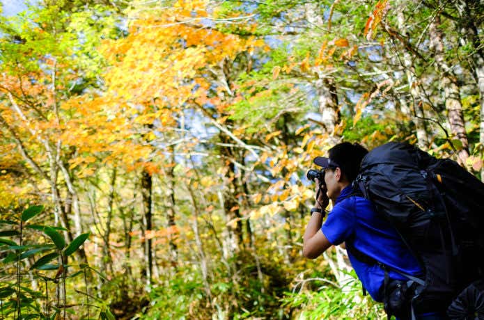 紅葉の写真を撮る登山者