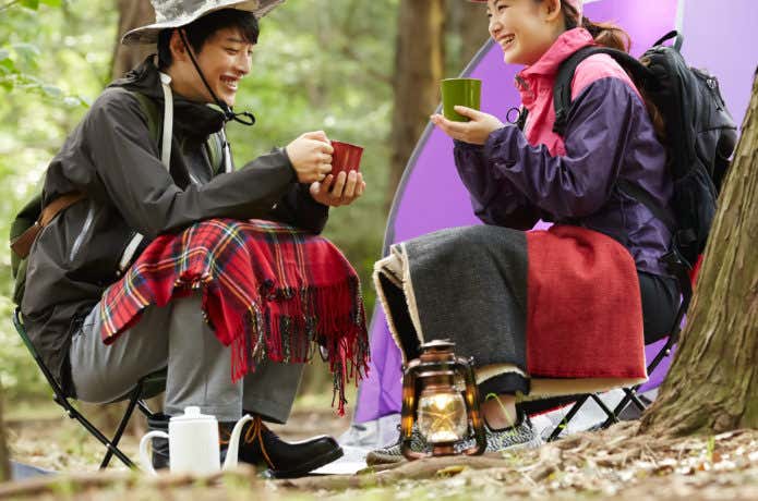 登山を楽しむ男女