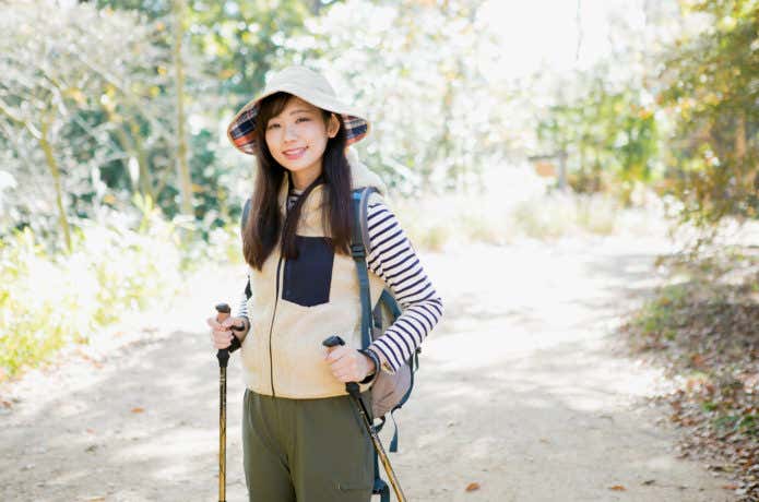 紅葉登山をする女性