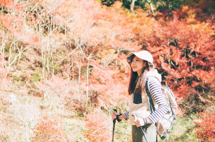 紅葉と女性