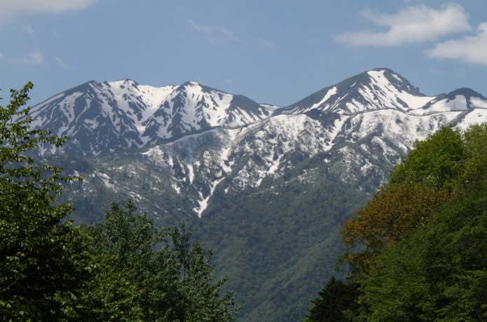 麓から見る芦別岳