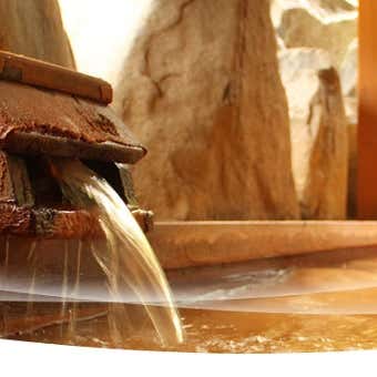 雪ささの湯の茶褐色の温泉
