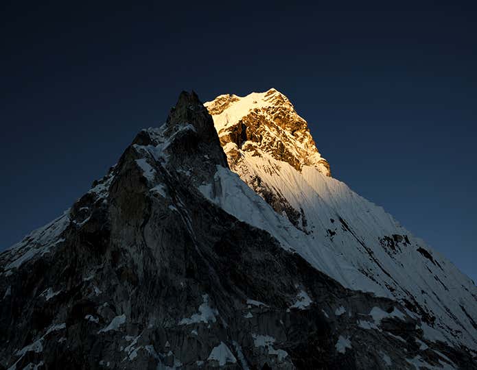 夕日がアマ・ダブラムの山頂を照らす