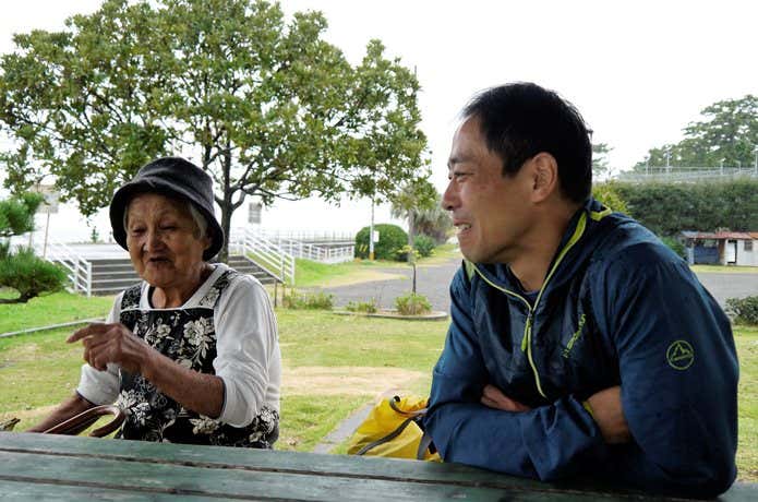 年配女性と望月将吾さん