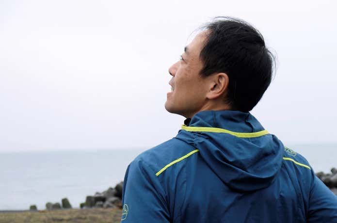 空を見上げる望月将吾さん