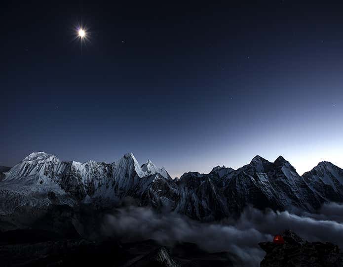 満月がヒマラヤ山脈を照らす
