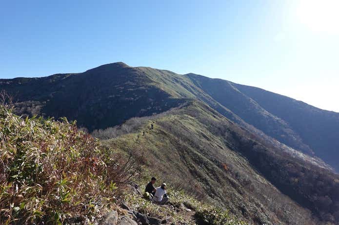 松手山から見る平標山への稜線