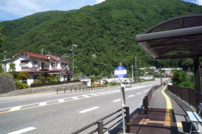 安曇支所バス停・奥に見える信号を左折して徳本峠入口へ