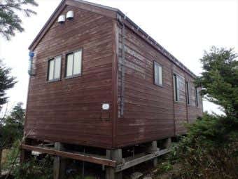 小秀山山頂の避難小屋