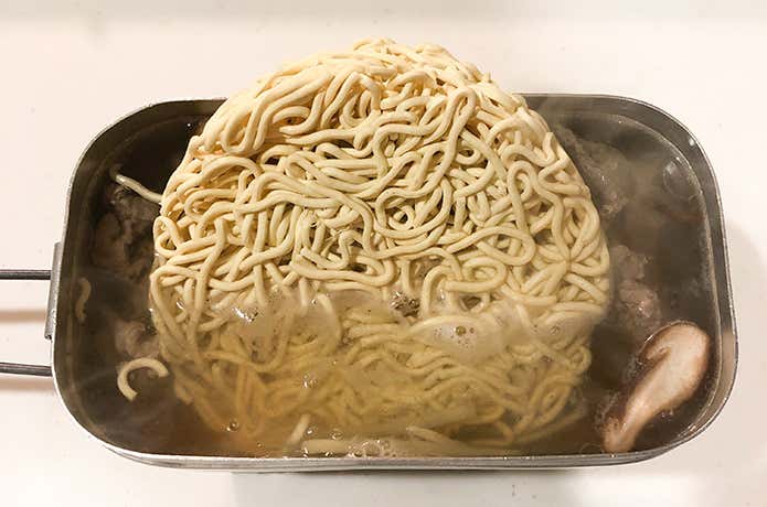インスタント麺を入れる