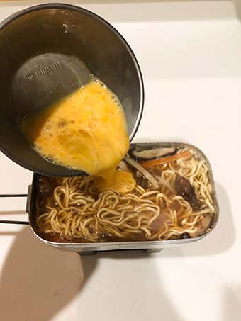 溶き卵を入れる