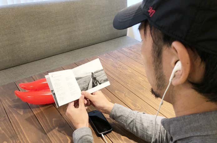 CDを聴く編集部員