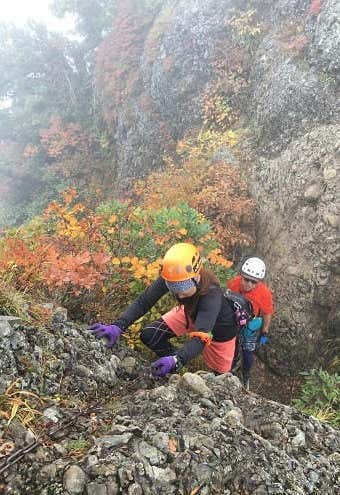 八海山登山でヘルメット着用